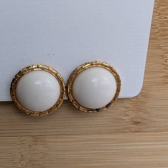 Jewelry - Vintage White Round Earrings Clip On Earrings